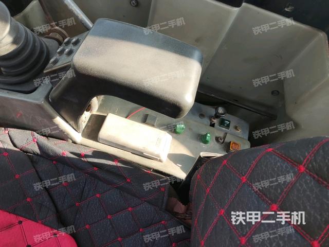 座椅右側控制臺/鑰匙門/油門/含右手柄（駕駛室部分）