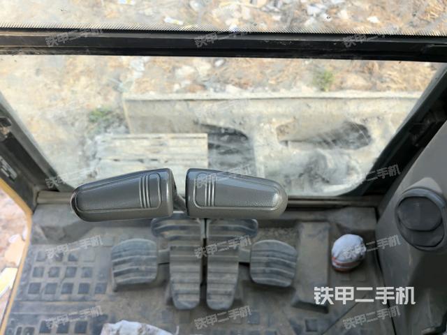 行走控制手柄和踏板?俯拍（駕駛室部分）