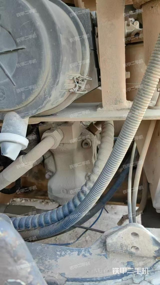 液壓泵艙室正面整體（整機外觀）