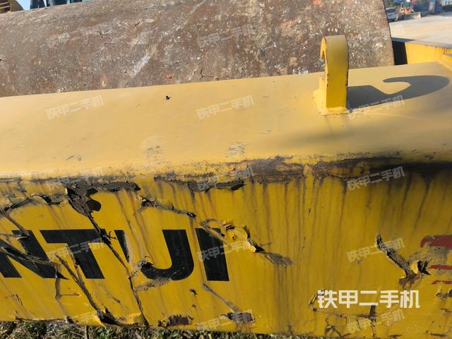 鉸接正右側(cè)（壓路機(jī)前后車架）