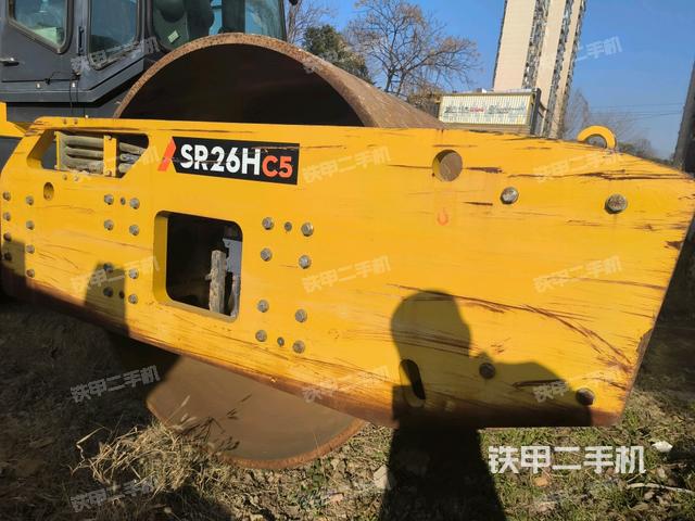 正后側(cè)（壓路機(jī)前后車架）