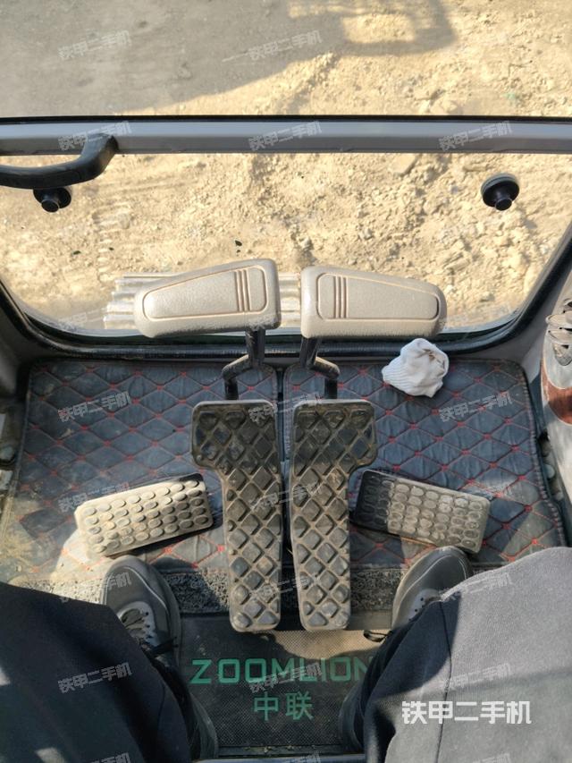 行走控制手柄和踏板?俯拍（駕駛室部分）