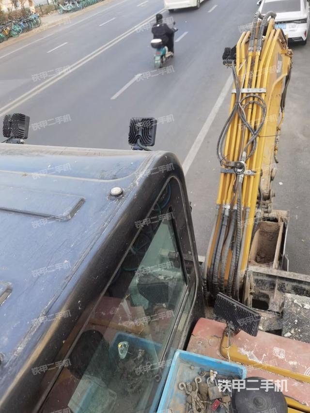 駕駛室頂部（整機外觀）