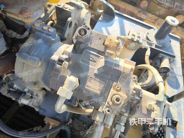 分動(dòng)箱或變速箱（壓路機(jī)發(fā)動(dòng)機(jī)艙）