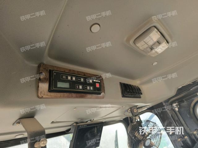 操作臺(tái)全景（壓路機(jī)駕駛室）