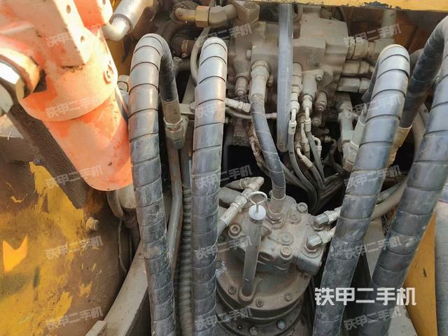 回轉(zhuǎn)馬達(dá)和主控閥(整機(jī)外觀) 回轉(zhuǎn)馬達(dá)和主控閥(整機(jī)外觀)