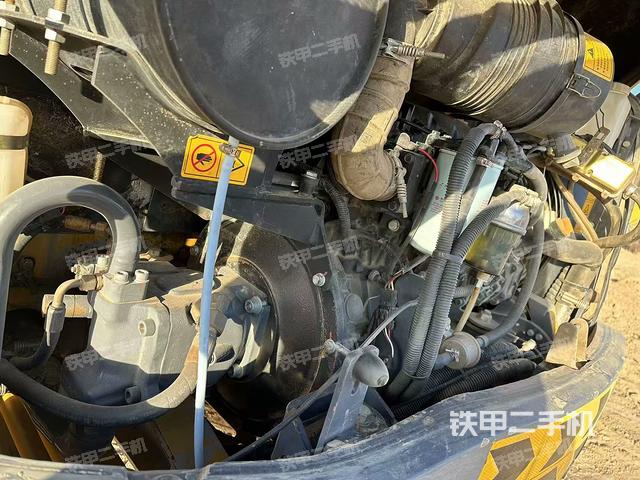 液壓泵艙室正面整體（整機(jī)外觀）