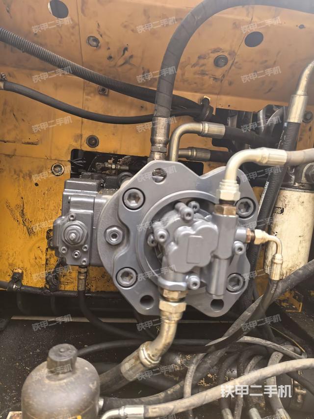 液压泵舱室正面整体（整机外观）