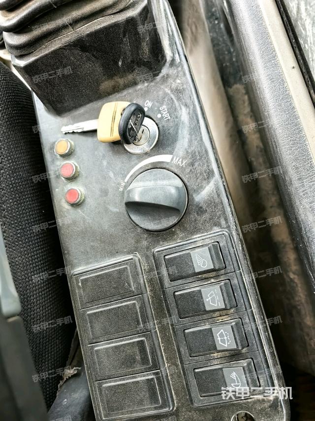 座椅左側(cè)控制臺/音響/含左手柄（駕駛室部分）