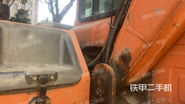 液壓泵艙室正面整體（整機外觀）