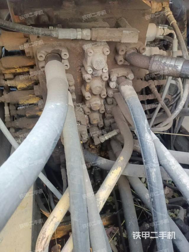 回轉馬達和主控閥（整機外觀）