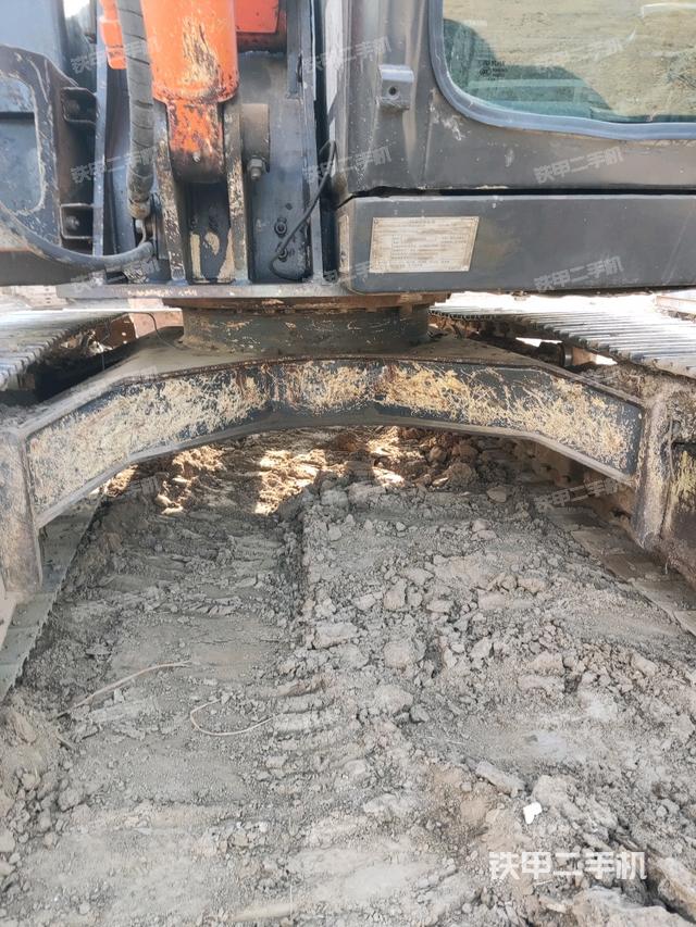 轉(zhuǎn)盤和下車架正前（工作和回轉(zhuǎn)裝置）