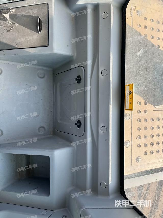 后窗玻璃角標(駕駛室部分) 后窗玻璃角標(駕駛室部分)