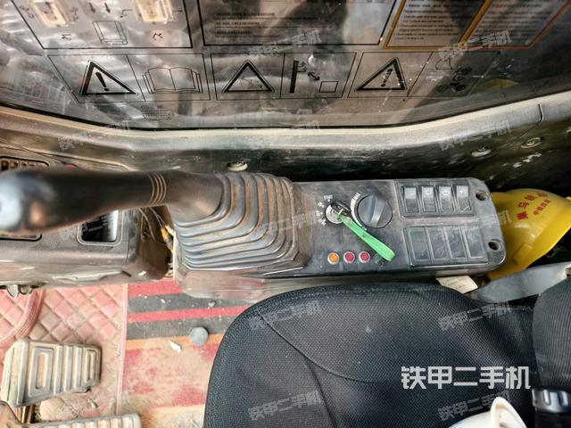 座椅右側(cè)控制臺(tái)/鑰匙門/油門/含右手柄（駕駛室部分）