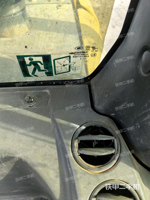 后窗玻璃角標(駕駛室部分) 后窗玻璃角標(駕駛室部分)