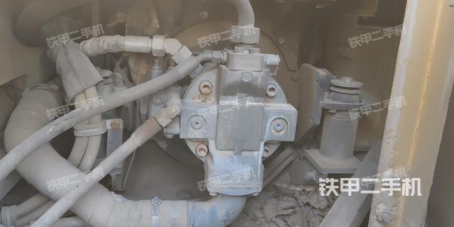 液压泵舱室正面整体（整机外观）