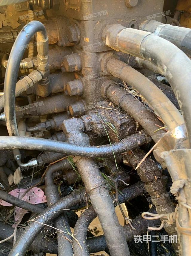 回轉(zhuǎn)馬達(dá)和主控閥（整機(jī)外觀）