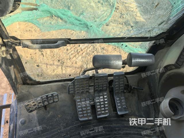 行走控制手柄和踏板?俯拍(駕駛室部分) 行走控制手柄和踏板?俯拍(駕駛室部分)