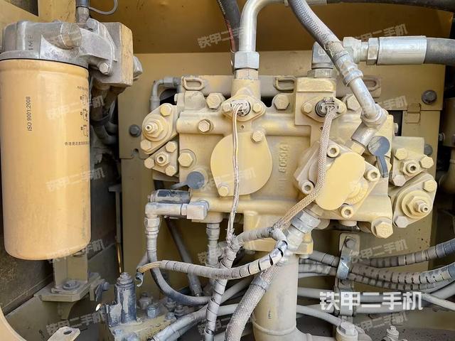 液壓泵艙室正面整體（整機外觀）