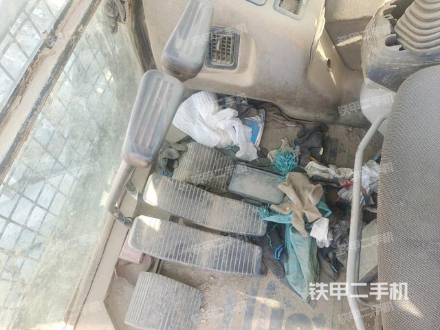 行走控制手柄和踏板?俯拍(駕駛室部分) 行走控制手柄和踏板?俯拍(駕駛室部分)