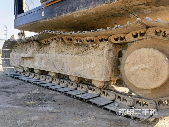 單側(cè)履帶整體(整機(jī)外觀) 單側(cè)履帶整體(整機(jī)外觀)