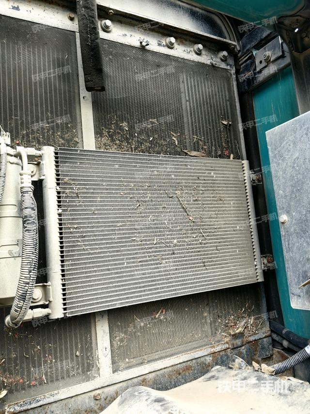散熱器正面(大件艙室) 散熱器正面(大件艙室)