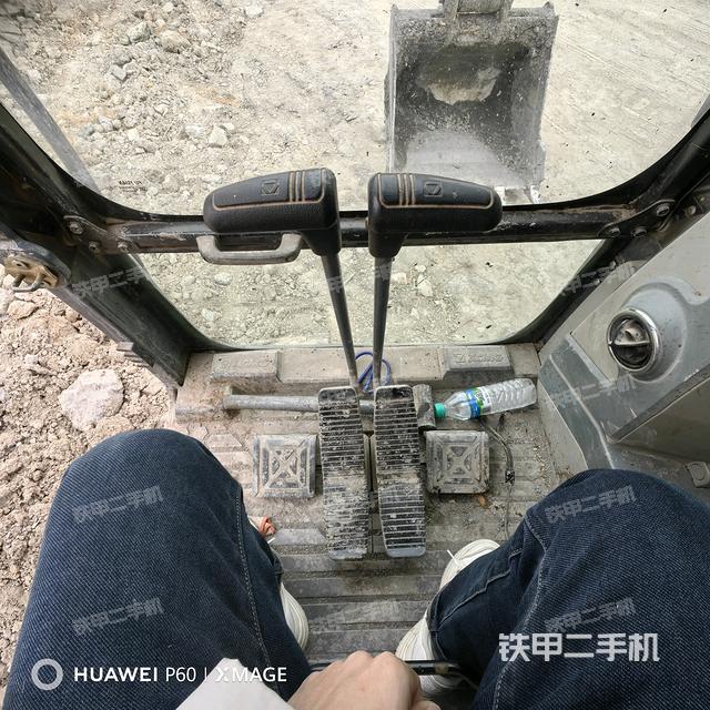 行走控制手柄和踏板?俯拍(駕駛室部分) 行走控制手柄和踏板?俯拍(駕駛室部分)