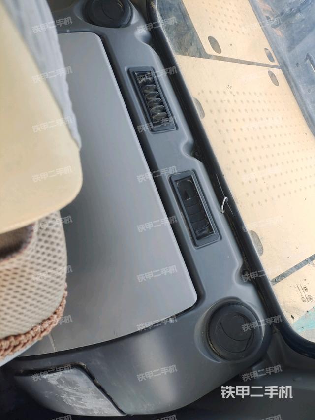 左后方玻璃角標(biāo)(駕駛室部分) 左后方玻璃角標(biāo)(駕駛室部分)