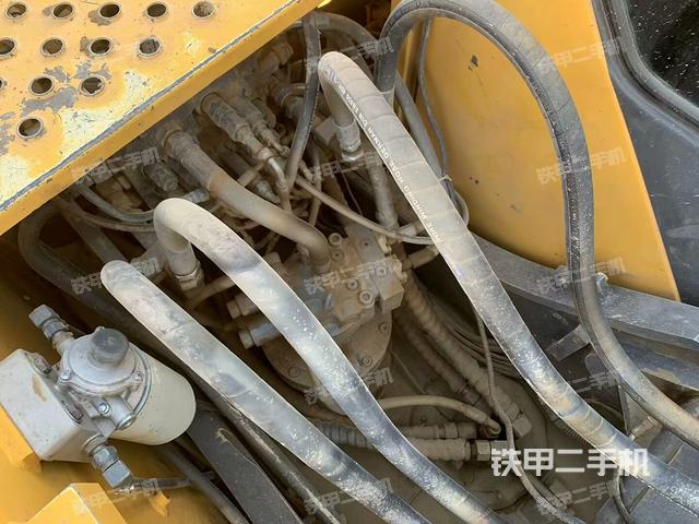 回轉(zhuǎn)馬達(dá)和主控閥(整機(jī)外觀) 回轉(zhuǎn)馬達(dá)和主控閥(整機(jī)外觀)