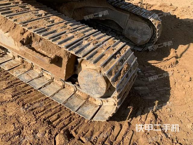 單側(cè)履帶整體(整機(jī)外觀) 單側(cè)履帶整體(整機(jī)外觀)