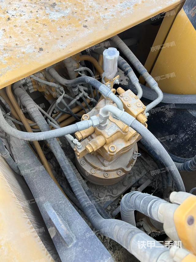 回轉(zhuǎn)馬達(dá)和主控閥（整機(jī)外觀）