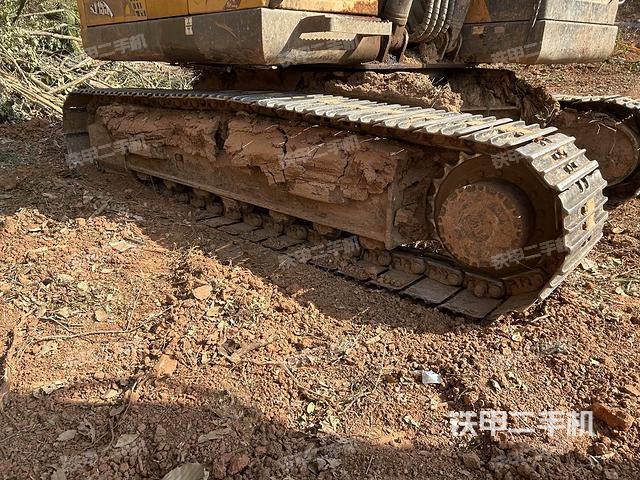 單側(cè)履帶整體(整機(jī)外觀) 單側(cè)履帶整體(整機(jī)外觀)