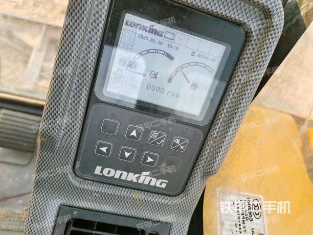 駕駛室整體(整機(jī)外觀) 駕駛室整體(整機(jī)外觀)