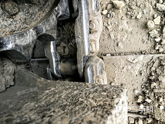 左驅(qū)動輪（行走機構(gòu)）