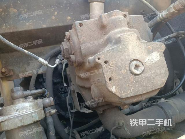 液壓泵艙室正面整體（整機外觀）