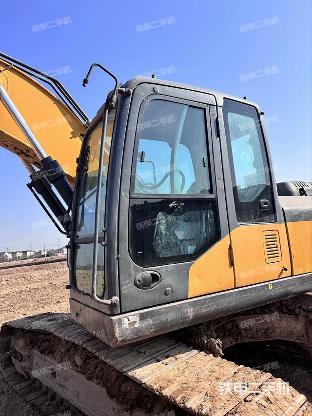 行走控制手柄和踏板?俯拍(駕駛室部分) 行走控制手柄和踏板?俯拍(駕駛室部分)