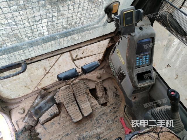 行走控制手柄和踏板?俯拍（駕駛室部分）