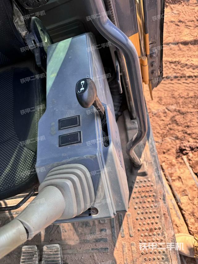 座椅左側控制臺/音響/含左手柄(駕駛室部分) 座椅左側控制臺/音響/含左手柄(駕駛室部分)