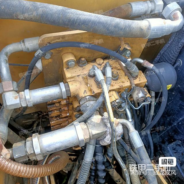 回转马达和主控阀（整机外观）