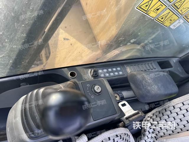 行走控制手柄和踏板?俯拍（駕駛室部分）