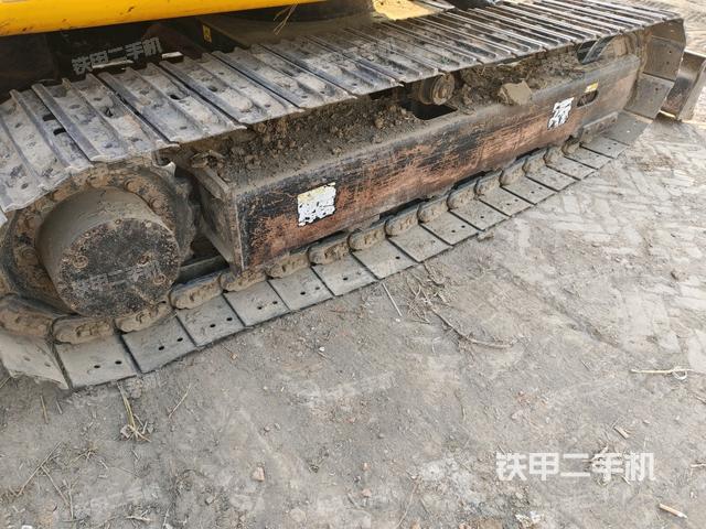 單側(cè)履帶整體(整機(jī)外觀) 單側(cè)履帶整體(整機(jī)外觀)
