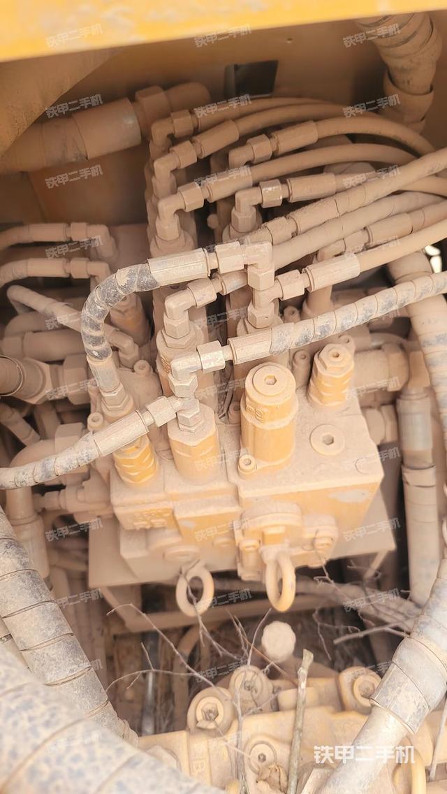 回转马达和主控阀（整机外观）