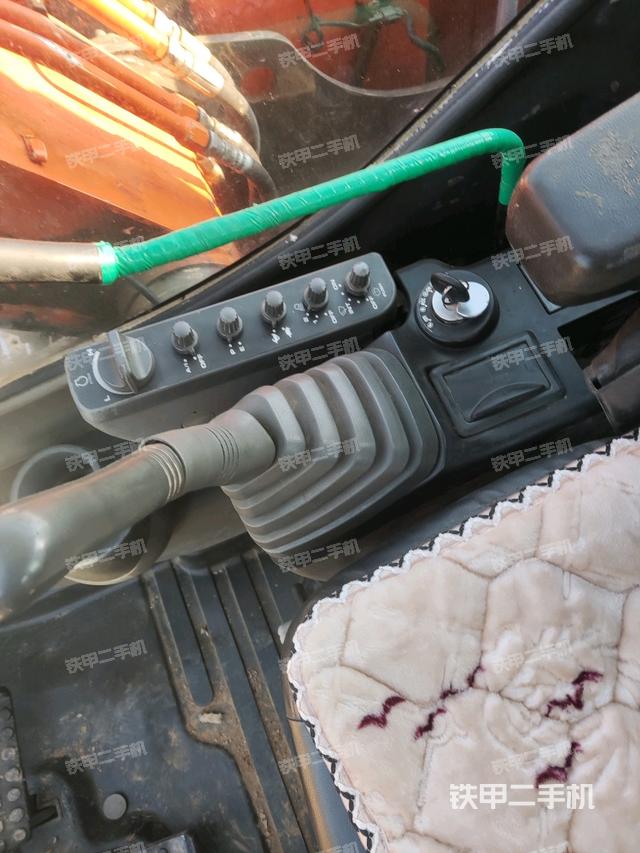 座椅右側(cè)控制臺/鑰匙門/油門/含右手柄（駕駛室部分）