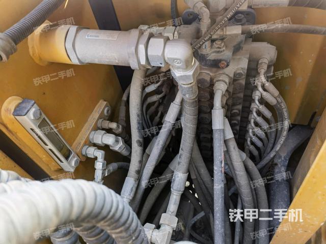 回轉(zhuǎn)馬達(dá)和主控閥(整機外觀) 回轉(zhuǎn)馬達(dá)和主控閥(整機外觀)