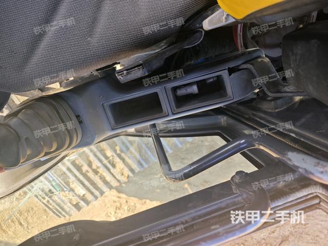 行走控制手柄和踏板?俯拍（駕駛室部分）