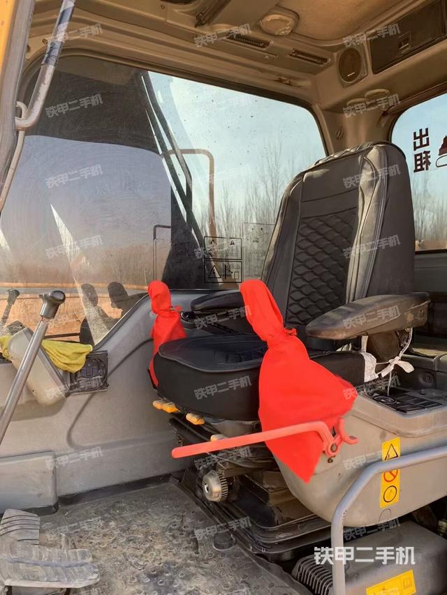 駕駛室整體(整機(jī)外觀) 駕駛室整體(整機(jī)外觀)