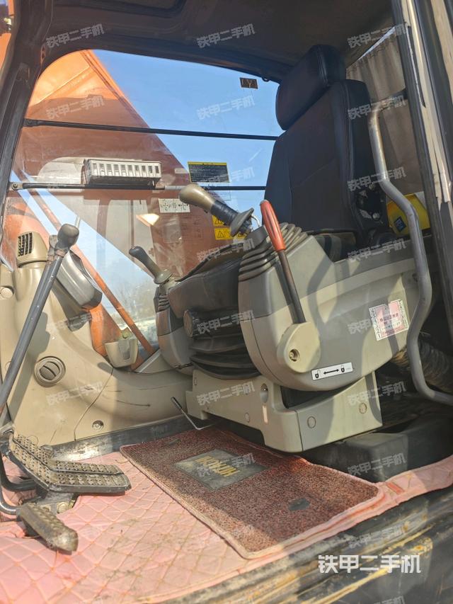 行走控制手柄和踏板?俯拍（駕駛室部分）