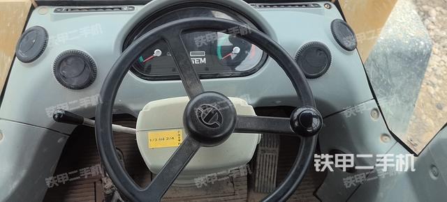 駕駛室操作臺(tái)(整機(jī)外觀及大件) 駕駛室操作臺(tái)(整機(jī)外觀及大件)