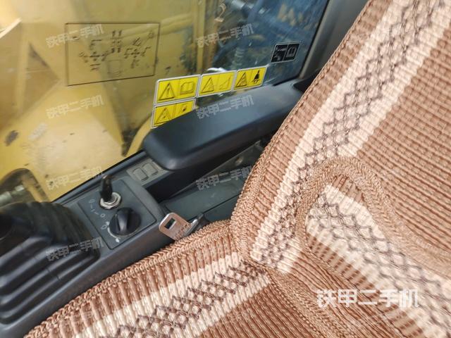 行走控制手柄和踏板?俯拍(駕駛室部分) 行走控制手柄和踏板?俯拍(駕駛室部分)