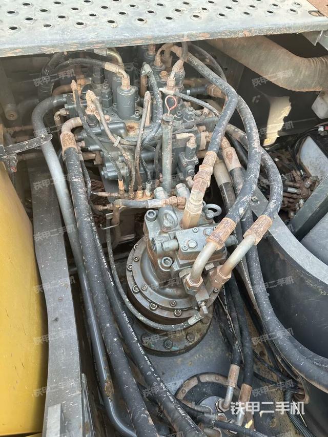 回转马达和主控阀（整机外观）